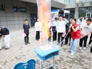 当课本知识“活”起来 郑大学生带中学生玩转趣味实验