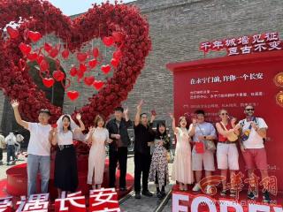 “520”西安新人甜蜜领证 多个婚登处举行集体颁证仪式