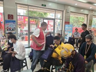 济宁任城区医疗保障局联合阜桥街道办事处开展“心系外卖小哥 守护夏日出行”活动