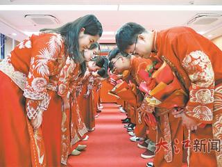 集体婚礼上演中式浪漫（图）