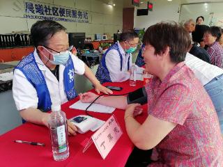 昆山农商银行开展“守护健康·与爱同行”公益义诊活动