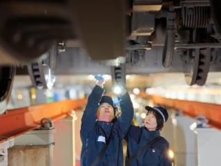 动车“医生”，让高铁“耳聪目明”