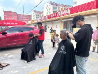 济宁市任城区李营街道翔悦社区开展“小剪大爱，美好家园”免费理发志愿活动