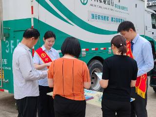 农行临沂市中支行：移动金融车进社区 金融知识宣传暖人心