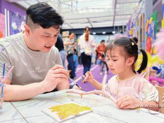 “多巴胺”风吹进幼儿园！武汉萌娃用涂鸦点亮夏日