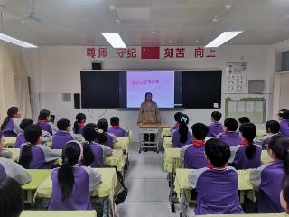 莒南二小开展“理解父母，学会沟通”心理主题班会