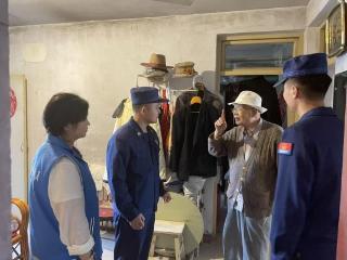 济宁市任城区阜桥街道贤路街社区开展“关爱独居老人 传递网格深情”志愿服务活动