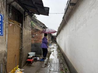 济宁市任城区阜桥街道枣店阁社区：雨天巡查不松懈， 筑牢居民安全防护网