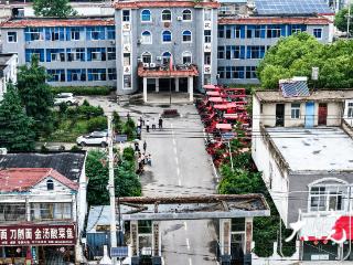 双向奔赴！颍上一乡政府16年敞开大门供农机手留宿 农机手冒雨赶来帮抢收