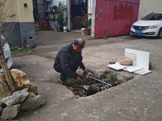 【弘扬和践行社会主义核心价值观】徐家楼街道夏家庄村：维修更换老旧井盖 守护群众出行平安
