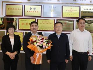 无棣县委副书记窦彭波到棣丰街道走访慰问优秀科技工作者