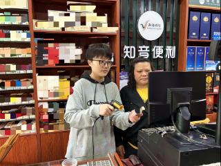 “比灯光秀还顺眼”：90后客户经理“搭台”，让19年老店焕新机