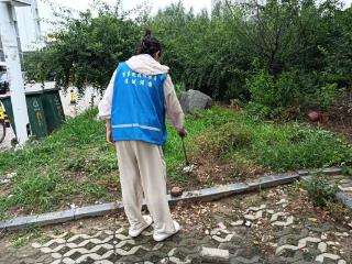 济宁市任城区安居街道运河怡居佳苑开展“致敬劳动者 网格送温情”志愿服务活动
