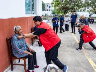 济宁邹城：银发志愿者用光影温暖“一老一小”