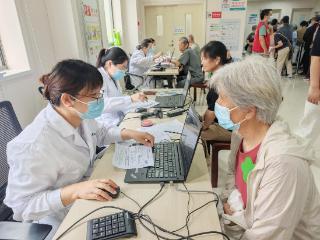 家门口的“幸福巴士”，护航“银发”健康出行