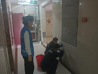 济宁市任城区南张街道悦诚社区:修补脱落瓷砖 修缮细节暖民心