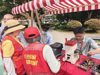 龙会社区举办“乐享劳动，便民同行”市集活动
