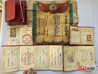纵览原创丨河北小伙从坍塌老屋中翻出爷爷立功受奖证书和战友照片，希望找到爷爷战友还原其从军经历
