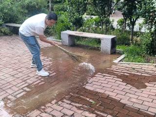 未雨绸缪清管网 凝心聚力护平安 ——泰山区上高街道双龙社区开展车棚雨水管专项清理行动