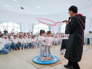 青岛西海岸新区胶南中心幼儿园举办“童享科技，筑梦未来”六一科技嘉年华