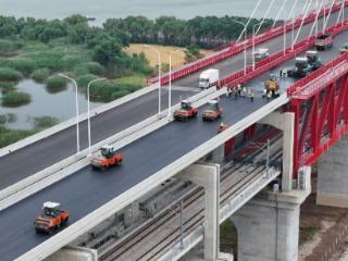 马鞍山长江公铁大桥公路桥面铺装完工 巢马高铁距开通更近一步