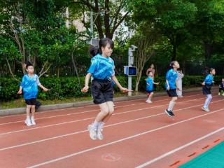 奔跑少年燃动赛场！2026年南京市小学“基础体适能”联赛暨阳光体育大会趣味田径比赛活力开赛