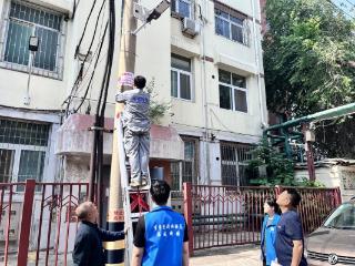 济宁市任城区阜桥街道安阜街社区：爱心捐赠点亮回家路 企社联动暖民心