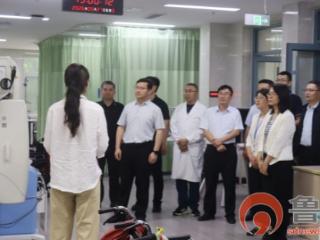 各界代表走进胶州市中医医院进行沉浸式体验