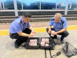 73万巨款，准备买房回国定居的他下车忘带箱子……