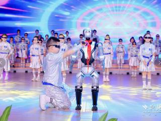 机器人与小学生同台互动 官士墩小学嘉年华展示健康素养