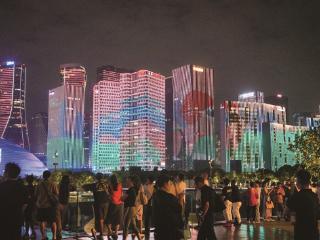 灯光秀换“夏装”