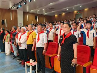 “五老”为开小新队员系上“人生第一抹红”