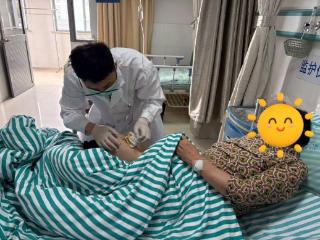 不当理疗致腿部烫伤感染 漕湖人民医院精准救治护安康