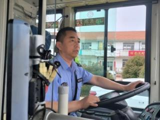 公交司机临危灭火挺身而出 守护出行平安