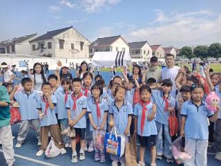 东桥中心小学以爱筑堡，让童真在节日里尽情绽放