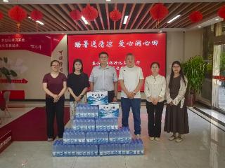 “酷暑送清凉 爱心润心田”——泰山农商银行北上高支行暖心慰问学苑社区基层工作者