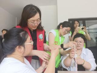 济宁市任城区李营街道凤苑社区开展“巧手编织暖心绳 校企联动聚温情”志愿服务活动