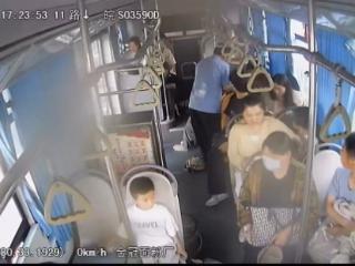 老人车上发病公交司机紧急送医，乘客来电“求表扬”