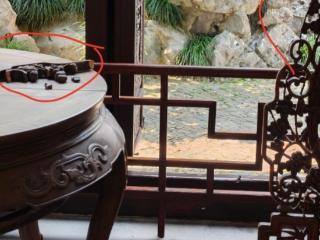 苏州网师园内一处木雕被撞断 园区：是否为清代文物待确认，系游客越过围栏后撞坏，已报警