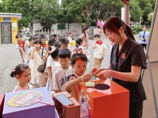 闯关学法过六一！德兴法院“洎水清禾·司法驿站”普法活动走进河西小学