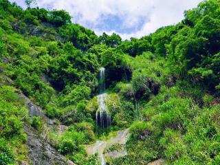 富阳万市平山村：翠岭藏幽境，断崖落飞泉