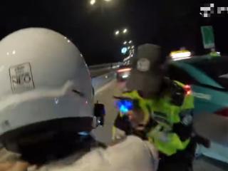 高架交警查车被冲卡撞伤，杭州警方通报