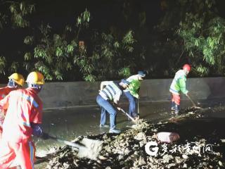 贵州省交通综合执法九支队三大队联合多部门雨夜排险保高速公路平安畅通