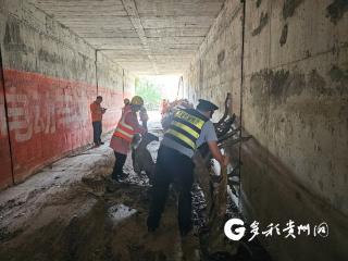 清退桥涵堆积物，筑牢公路安全“防火墙”