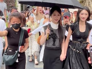 “祯娘”杨紫身着新中式现身西递景区