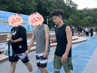 黄金四分钟竞速生命！南京江北新区沿江街道两市民球场联手急救心梗倒地男子