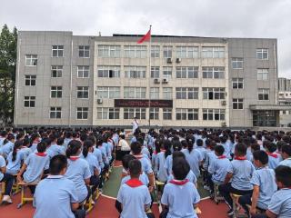 “目”浴阳光，守护“睛”彩——荣成市眼科医院近视防控专家团走进幸福街小学开展户外大讲堂