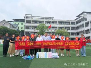 玉山县双明镇民政服务站开展“六一”儿童节走访慰问活动