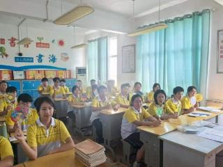 山东省淄博市第十中学开展透明扇 DIY 绘画减压暨中考祝福活动