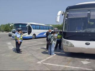 我是大队长｜潍坊查获一辆非法营运客车 安全转运41名游客